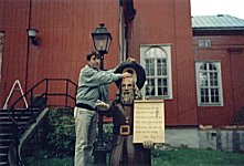 Rosenblom har bara huvud för pengar.