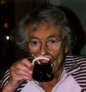 Farmor värmer sig med glögg